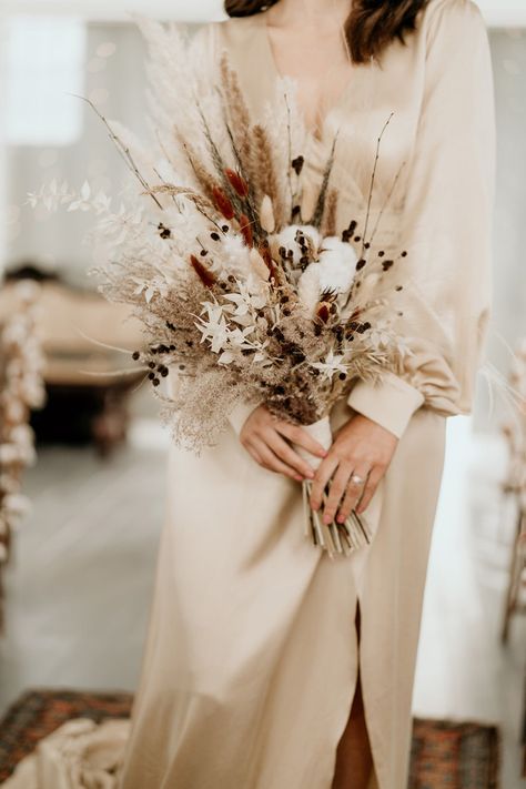 Pampas Styling, Dried Wedding Bouquet, Grass Installation, Industrial Boho, Industrial Wedding Venues, Crystal Wedding Dress, Dried Flowers Wedding, Boho Style Wedding, Dried Bouquet