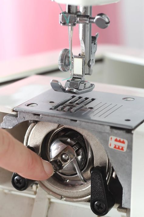 Thread A Sewing Machine, Sewing Machine Ideas, Sewing Machine Beginner, Sewing Gadgets, Sewing Machine Tension, How To Thread, Sewing Machine Repair, Sewing Machine Thread, Sewing Machine Needles