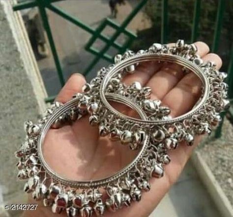 Bangles Jewelry Designs Silver, Silver Bangles Design For Women Indian, Ghungroo Bangles, Trendy Silver Jewelry, Silver Jewelry Accessories, Perhiasan India, Antique Jewellery Designs, Fancy Jewellery Designs, Bangles Set