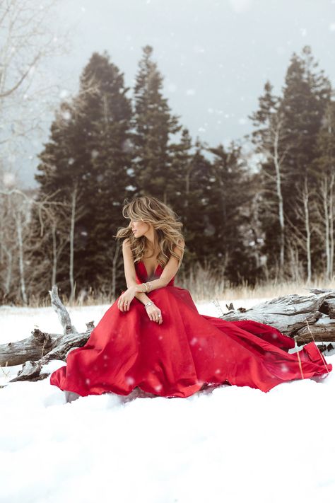 The accessories every formal outfit needs Winter Portraits Photography, Winter Senior Pictures, Photo Glamour, Snow Photoshoot, Winter Portraits, Snow Pictures, Snow Photography, Grad Photoshoot, Glam Photoshoot