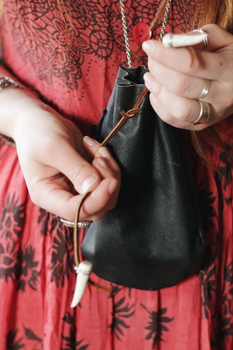 DIY: leather pouch Leather Pouch Diy, Larp Crafts, Diy Leather Pouches, 4h Projects, Gathering Ideas, Cheap Coach Handbags, Leather Pouches, Medicine Bags, Dice Bags