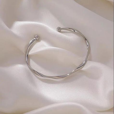 Color: Silvery. Holiday:None. Mosaic Material:No Mosaic Material. Occasion:Daily Occasion. Occasion:Gift-giving Occasion. Plating:925 Silver Plated. Seasoon:All fit. Style:Elegant. Style:Vintage. The Main Material:925 Silver. Precio bajo con envío gratis para usuario nuevo. Metal Cuff Bracelet, Twisted Bracelet, Twisted Metal, Classic Accessories, Adjustable Jewelry, Cuff Bangle Bracelet, Hand Jewelry, Bracelet Argent, Simple Jewelry