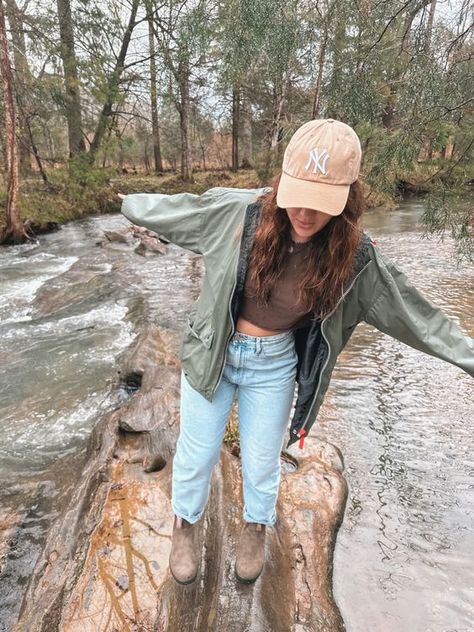 Granola girl fit #EarthyEleganceTrends #SunriseChicFashion Spring Granola Girl Outfits, Christian Granola Girl Aesthetic, Blundstone Fits, Winter Granola Girl Outfits, Granola Girl Style Winter, Gronala Girl Outfit, Winter Granola Outfit, Fall Granola Outfits, Granola Winter Outfits