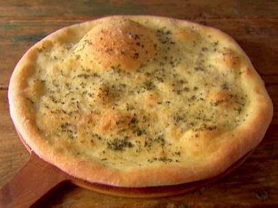 Pizza Bianca Pizza Bianca Recipe, Applesauce Spice Cake, Giada De Laurentiis Recipes, Giada Recipes, Garlic Pizza, Pizza Bianca, Giada De Laurentiis, Pizza Recipes Dough, Cooking Channel