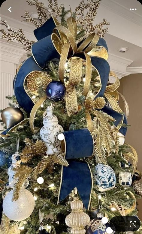 Pfp Aesthetic Christmas, Christmas Pfps Aesthetic, Blue Christmas Tree Decor, Christmas Pfp Aesthetic, Contemporary Christmas Tree, Christmas Pfps, Blue Christmas Tree Decorations, Pfps Aesthetic, Christmas Tree Decorations Ribbon