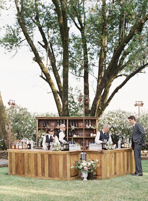 Open Bar Wedding Set Up, Homemade Bar For Wedding, Backyard Bar Wedding, Outdoor Wedding Bar, Country Vacation, Tree Bar, Reception Bar, Diy Outdoor Weddings, Vacation Wedding