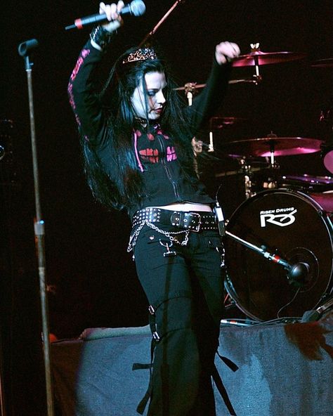 Amy Lee Style, Amy Lee Evanescence Outfits, Evanescence Concert Outfit, Amy Lee Outfits, Queen Mama, 2000s Goth, Amy Lee Evanescence, Outfits 2000s, Arte Punk