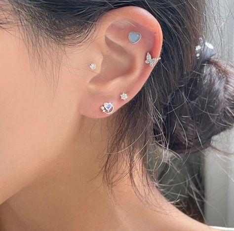 Korean Piercings, Ear Piercings Names, Aesthetic Earring, Earring Aesthetic, Minimalist Ear Piercings, Flat Piercing, Ethereal Jewelry, Pretty Ear Piercings, Cute Ear Piercings