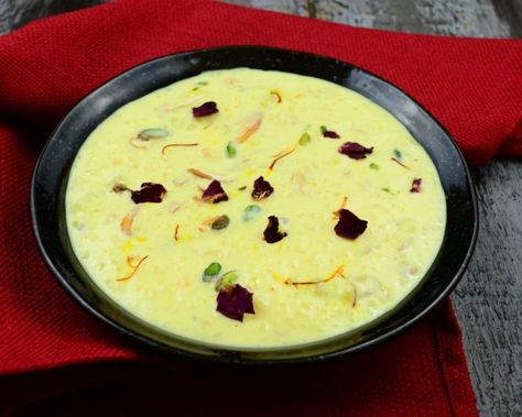 Gobhi Ki Kheer Makhana Kheer, Phirni Recipe, Indian Rice Pudding, Indian Pudding, Navratri Recipes, Urdu Recipe, Kheer Recipe, Parfait Desserts, Lotus Seed