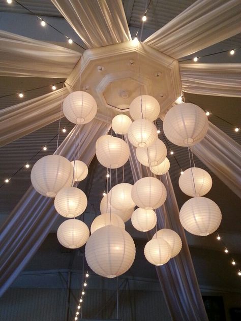 Medallion and lanterns Festa All Black, Wedding Ceiling Decorations, Wedding Ceiling, Ceiling Draping, Prom Themes, Prom Decor, Ceiling Treatments, Wedding Reception Inspiration, Cafe Lights