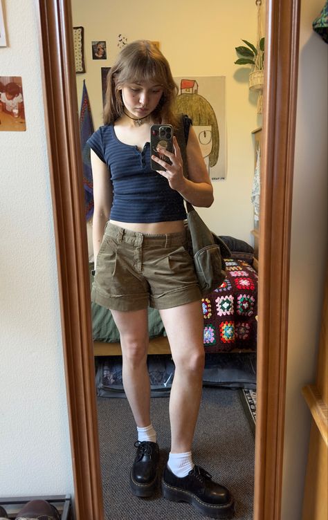 90s Leisure Wear, Cute Outfits With Long Shorts, Earthy Outfits Shorts, Indie Shorts Outfit, Khaki Jorts Outfit, Grunge Outfit Shorts, Green Shorts Outfit Aesthetic, Twee Outfits Summer, Khaki Shorts Outfit Aesthetic