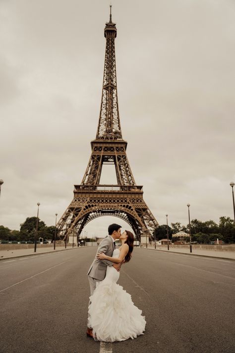 bride and groom kissing in paris pre-wedding photoshoot with eiffel tower Weddings In Paris, Paris Engagement Photoshoot, Paris Wedding Photos, Eiffel Tower Photoshoot, Paris Bride, Photos In Paris, Cap Doi, Bride And Groom Kissing, Wedding Photo List