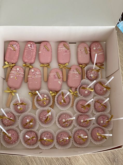 Pink Dessert Tables, Pink Cake Pops, Pink Snacks, Pink Treats, Quinceanera Pink, Pink Sweets, Gold Dessert, Princess Birthday Party Decorations, Baby Shower Candy Bar