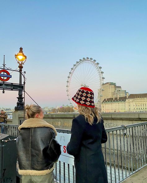 London In Your 20s, London Girls Aesthetic, London Life Aesthetic Winter, London Aesthetic Picture Ideas, Friends In London Aesthetic, London December Aesthetic, London In December Aesthetic, London Best Friends, London With Best Friend