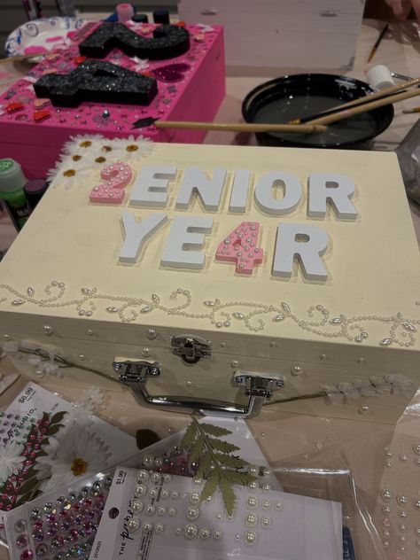 Class Night Outfits, Senior Boxes High Schools, Senior 2024 Box Ideas, College Senior Gift Ideas, Senior Memory Box Ideas Pink, Senior Stuff High Schools, Memory Box Senior Year, Senior Year Bulletin Board Ideas, Senior Boxes 2024