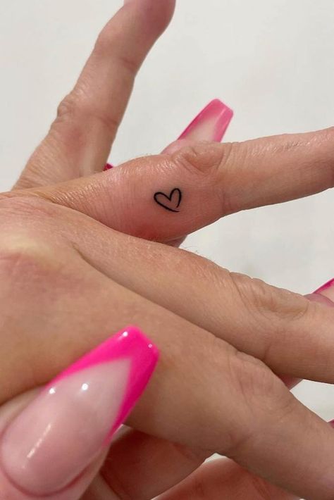 Mesmerizing And Unique Heart Tattoos To Express Yourself ★ Dragon Ball Tattoos, Unique Heart Tattoos, Little Heart Tattoos, Cute Tattoos With Meaning, Heart Tattoo On Finger, Simple Heart Tattoos, Gothic Tattoos, Cute Finger Tattoos, Cute Simple Tattoos