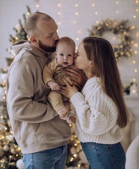 Mom Dad Baby Christmas Pictures Ideas, Christmas Photosession Family, Family Christmas Card With Baby, Family First Christmas Pictures, Winter Family Photos Indoor, Newborn Christmas Photos At Home, Family Of 3 Christmas Photos, Family Christmas Poses Indoor, Baby Family Christmas Pictures