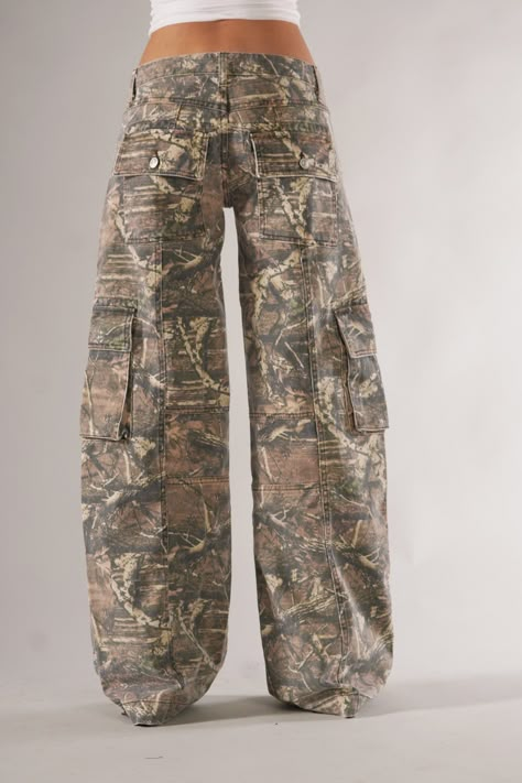 Introducing our Versatile Camo Cargo Pants, wrapped in a camouflaged design for those who appreciate a blend of style and practicality. Specifications: Size: Available in a range of sizes to ensure a comfortable fit for all customers. Material: Crafted from a durable blend of fabrics that withstand regular wear and maintain their form. Special Features: Equipped with multiple pockets, these pants offer practical storage space for essentials. Technical Specifications: The perfect cut provides eas Revice Denim, Rock Outfit, Camo Cargo Pants, Outfit Inspo Casual, School Looks, Camo Pants, Cute Everyday Outfits, Style Streetwear, Everyday Dresses