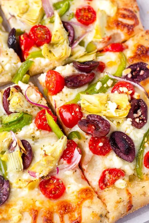 Greek Pizza Greek Pizza Sauce, Greek Pizza Recipe, Veggie Flatbread Pizza, Olive Pizza, Greek Pizza, Best Pizza Dough, Sourdough Pizza, Veggie Pizza, Pizza Ingredients