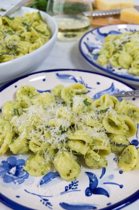 This Creamy Pesto Alfredo Sauce is a quick and easy sauce to throw together for any occasion. It's especially quick if you keep a jar of homemade pesto in the fridge at all times, like I do. If not, making fresh pesto is super easy and store bought will work out fine, too. Toss this creamy pesto sauce with pasta to make the perfect weeknight dinner! Alfredo Pesto Pasta, Pesto Alfredo Sauce, Pesto Alfredo, Creamy Pesto Pasta, Creamy Pesto Sauce, Cream Sauce Pasta, Pea Pesto, Pasta Al Dente, Creamy Pesto