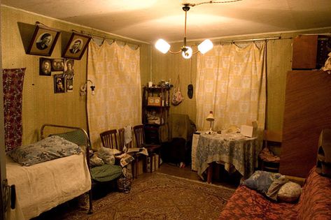 Traditional Russian village house. Living room Interior by hegtor, via Flickr Russian Homes Interior, Russian Bedroom Aesthetic, Russian House Aesthetic, Russian House Interior, Russian Bedroom, 1940s House Interior, Poor Bedroom, Russian Home, Russian Village