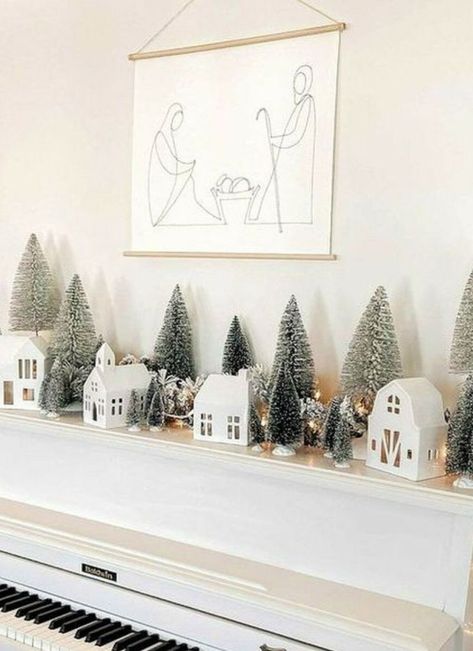 Diy Christmas Kitchen Decor Ideas, Back Deck Christmas Decorating Ideas, Christmas Decor Ideas Fireplace, Christmas Sideboard, Fireplace Christmas Decorations, Joululahjat Diy, Houses Decor, Christmas Centrepieces, Christmas Decor Trends