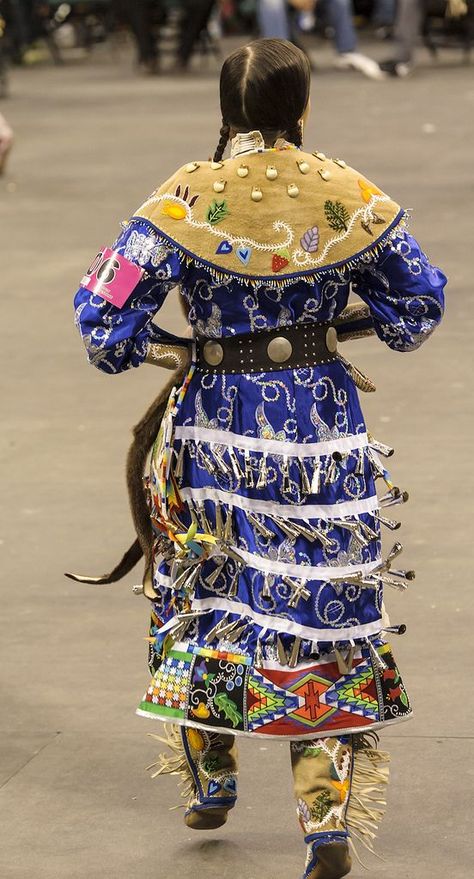 2012 Manito Ahbee Pow Wow | by Paul Gowder Jingle Dancer, Jingle Dress Dancer, Native Dresses, Native Clothes, Powwow Outfits, Native Regalia, Native American Dance, Native American Dress, Powwow Regalia