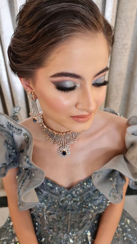 Silver grey eye makeup Eyeshadow For Grey Dress, Silver Dress Eye Makeup, Eye Makeup With Silver Dress, Eye Makeup For Gray Dress, Grey Outfit Makeup Looks, Eye Makeup For Grey Dress, Grey Dress Makeup Ideas, Gray Dress Makeup Look, Gray Dress Makeup