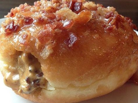 Behold the Bacon Cheeseburger D'oh Nut, a Sweet, Cheesy, Meaty Culinary Mystery - Eater Donut Burger Recipe, Savory Donut Ideas, Savoury Donut, Savory Doughnut, Burger Donut, Donut Sandwich, Doughnut Burger, Savory Donuts Recipe, Donut Burger