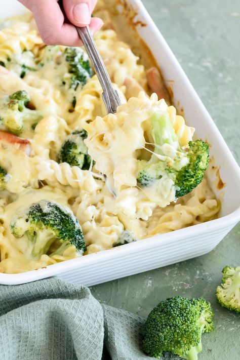 This chicken and broccoli pasta bake has juicy chicken strips, tender broccoli, and pasta mixed in a rich, cheesy, and creamy... Chicken And Broccoli Pasta Bake, Chicken Broccoli Pasta Bake, Chicken And Broccoli Pasta, Broccoli Pasta Bake, Chicken Broccoli Pasta, Frozen Pasta, Cheesy Chicken Broccoli, Chicken Pasta Bake, Baked Pasta Recipes