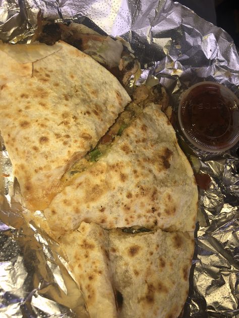 Chicken Quesadilla Aesthetic, Quesadilla Aesthetic, Chicken Quesadillas, Food Babe, Food Therapy, Dinner Meals, Food Yummy, Food Inspo, Chicken Nuggets