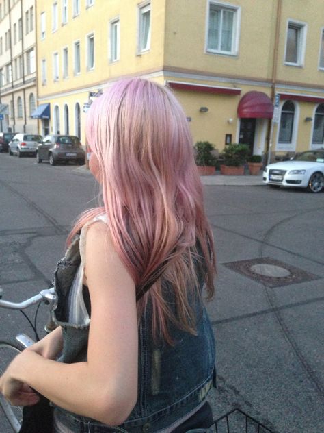 Clairo With Blonde Hair, Munich Street Style, Baby Pink Hair, Light Pink Hair, Van Doren, Pastel Hair, Dye My Hair, Hair Reference, Hair Inspo Color