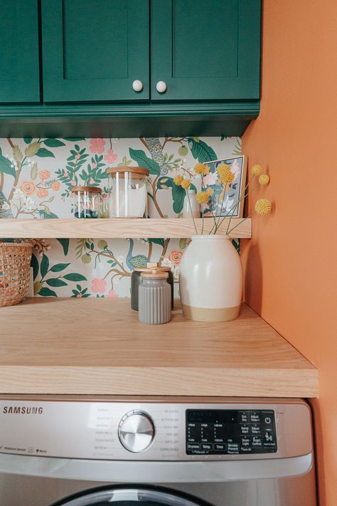 Wallpaper Laundry Room, Pantry Wallpaper, Retro Laundry Room, Bright Laundry Room, Wallpaper Laundry, Pink Laundry Rooms, Bedroom Eclectic, Laundry Room Colors, Wallpaper Bright