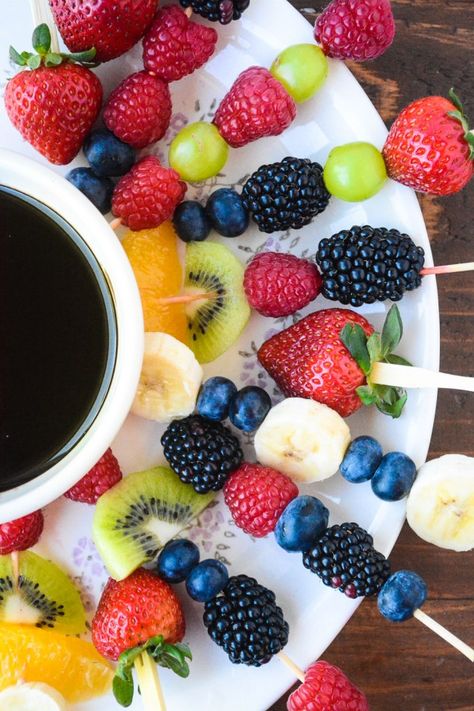 Fast and healthy fruit fondue with a chocoate dipping sauce Fruit Ideas For Kids, Fruit Fondue, Dessert Crepes, Teenager Party, Chocolate Dipping Sauce, Healthy Fruit Desserts, Fruit Ideas, Fondue Party, Super Healthy Kids