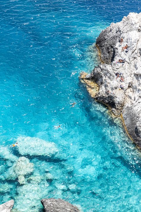 Les plus belles plages en Grèce où se baigner cet été Beach Instagram Story, Safari Scene, Greece Beach, Beach Instagram, Summer Wines, Summer Destinations, Greek Island, European Summer, Greece Travel