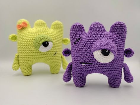 Find here the free crochet pattern to make a cute monster amigurumi. With step by step instructions and photos, quick and easy to make. Monsters Inc Crochet, Monster Amigurumi, Crochet Toys Free, Crochet Monsters, Crochet Animal Amigurumi, Crochet Disney, Halloween Crochet Patterns, Easy Crochet Projects, Crochet Animals Free Patterns