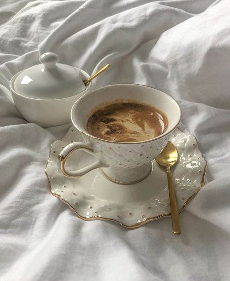 Jina ♡'s indie • vintage • soft 💛💛💛 images from the web Grunge Vintage, Aesthetic Coffee, Vintage Soft, A Cup Of Coffee, Cakepops, Coffee Love, Coffee Addict, Pretty Food, Cup Of Coffee