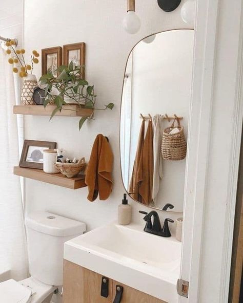 30 Boho Bathroom Decor Ideas » Lady Decluttered Small Bathroom Boho, Skylight Room, Boho Bathroom Decor Ideas, Bathroom Revamp, Bathroom Boho, Lady Decluttered, Recessed Shelves, Small Apartment Bathroom, Boho Bathroom Decor