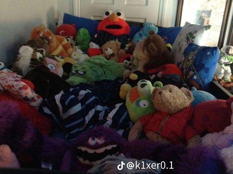 Bed With A Lot Of Stuffed Animals, Stuffed Animal Pile, Bed Full Of Stuffed Animals, Kids Boy Bedroom, 2000s Room, Cute Bed, Messy Bed, Bed Picture, Animal Photoshoot