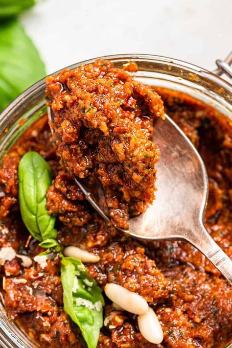 close up on a jar of sun dried tomato pesto with basil Sun Dried Tomato Quinoa, Vegan Sun Dried Tomato Recipes, Dried Tomato Pesto Recipe, Sun Dried Tomato Pesto Recipe, Tomato Pesto Recipe, Tomato Dip Recipes, Vegan Freezer Meals, Sundried Tomato Dip, Sun Dried Tomato Pesto