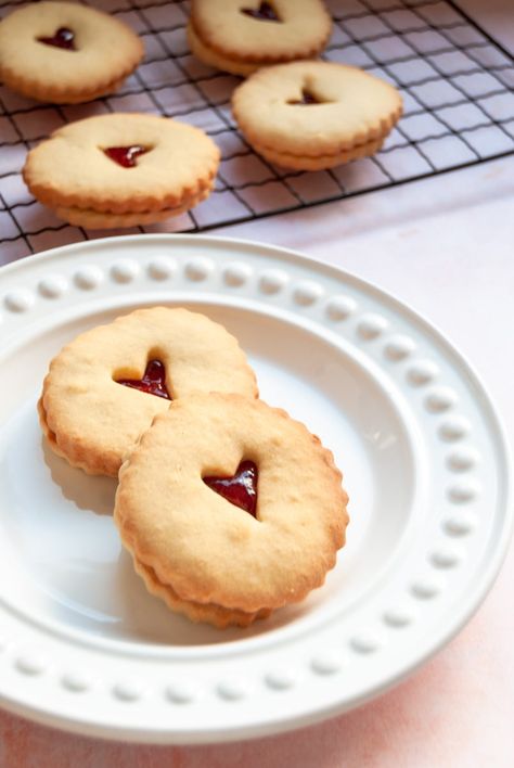 Homemade Jammie Dodgers Jammie Dodgers, Linzer Cookies Recipe, Savoury Crackers, Vanilla Biscuits, Biscuit Sandwich, Savoury Biscuits, Vanilla Recipes, British Tea, Fruit Jam