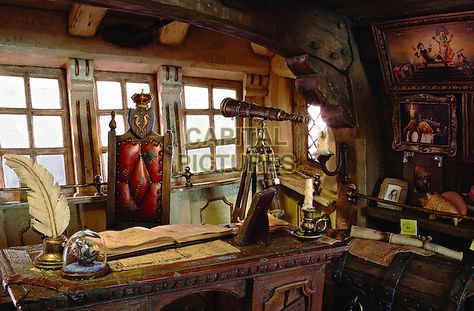 Old Ship Interior, Tavern Aesthetic, Pirates Band Of Misfits, Pirate Tavern, Captain's Quarters, Pirate Ideas, Pirate Room, Captains Quarters, Old Sailing Ships