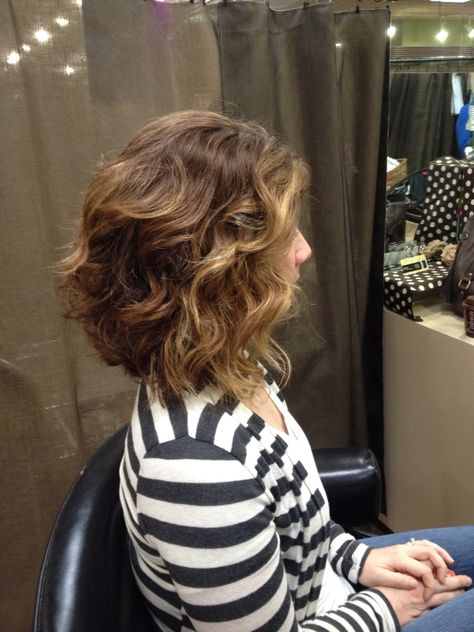 BALAYAGE Wavy Inverted Bob, Inverted Long Bob, Medium Length Wavy Hair, Natural Curly Hair Cuts, Subtle Highlights, Messy Short Hair, Hair Brained, Short Wavy, Inverted Bob