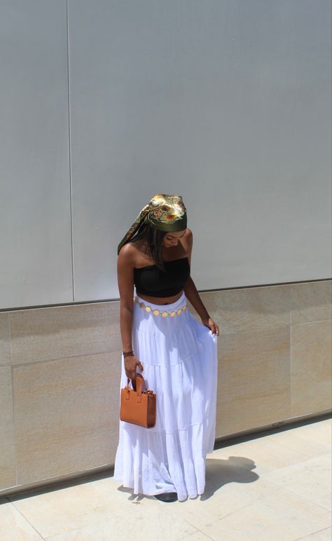 Gold Chain Belt Outfit, White Flowy Skirt Outfit, Skirt With Chain Belt, Flowy Skirt Outfit, Maxi Skirt Fits, White Maxi Skirt Outfit, White Flowy Skirt, Coachella Fits, Race Outfit