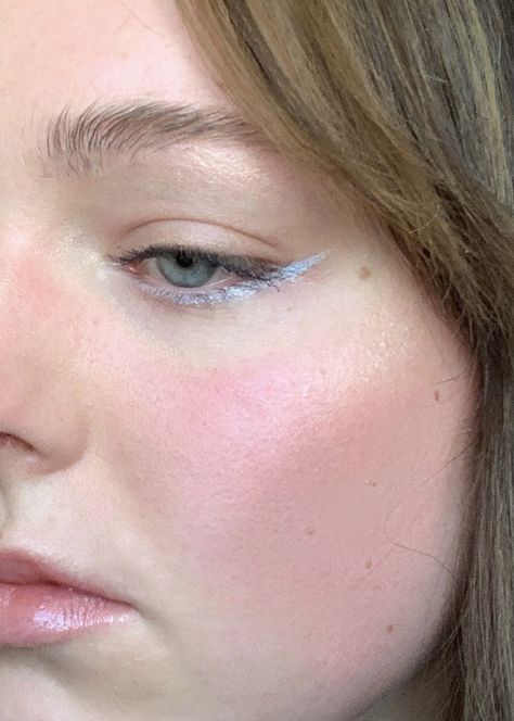 Light Blue Eyeliner Looks, Under Eyeliner Looks, Water Activated Eyeliner Looks, Duochrome Eyeliner, Subtle Colorful Eye Makeup, Light Blue Eyeliner, Minimal Eyeliner, Under Eye Eyeliner, Holographic Eyeliner