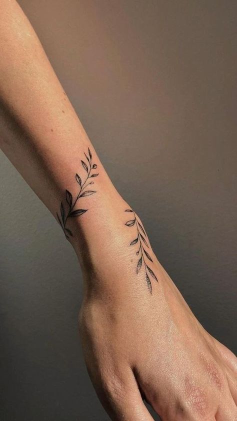 Ivy Ankle Tattoo Vines, Vine On Hand Tattoo, Wrap Tattoo Ideas, Tato Hand, Hand Tattoos Rose, Top Of Wrist Tattoos, Elegant Hand Tattoos, Tattoo Armor, Tattoo Pols