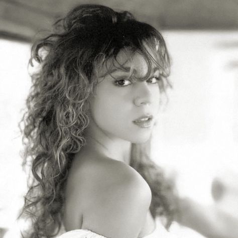 Mariah Carey 1990, Mariah Carey Pictures, Mariah Carey 90s, Billy B, Colbie Caillat, Foto Pose, Mariah Carey, Female Singers, Miley Cyrus