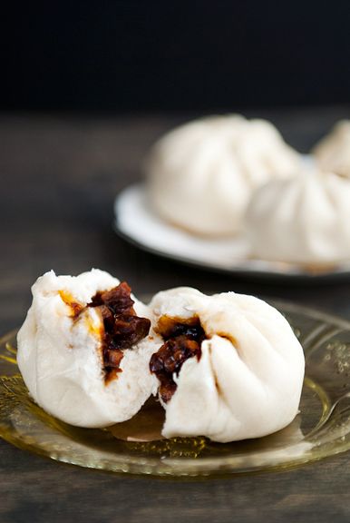 Chinese Barbecue Pork Buns (Char Siu Bao) - would like to do this with chicken :) Char Siu Bao Recipe, Char Siu Bao, Siu Bao, Kek Lapis, Mapo Tofu, Char Siu, Pork Buns, Barbecue Pork, Bun Recipe