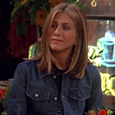 Jennifer Aniston Natural Hair, Jennifer Aniston Long Bob, Rachel Friends Hair, Jennifer Aniston Short Hair, Rachel Green Hair, Friends Outfits, Jennifer Aniston Hair, Jenifer Aniston, Green Outfits