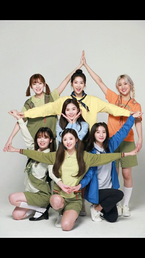 Star Pose Group, 7 Person Group Pose, Friendsgiving Photoshoot, Funny Group Photos, Yearbook Photoshoot, Group Photo Poses, Group Picture Poses, Sisters Photoshoot Poses, Group Photography Poses